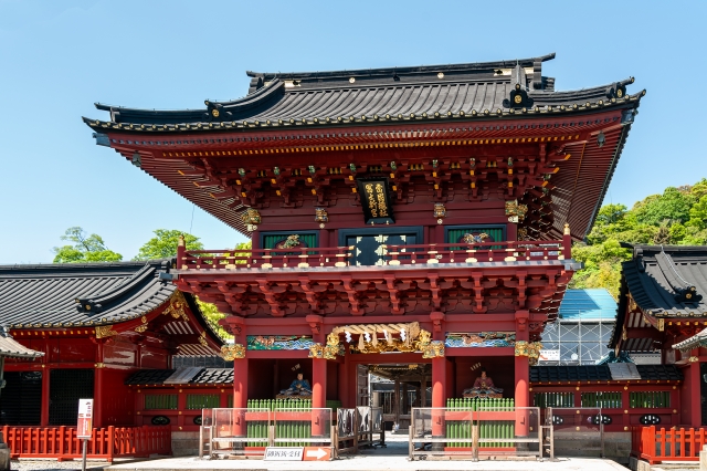 巨大な楼閣がそびえる漆塗建築の粋「静岡浅間神社」
